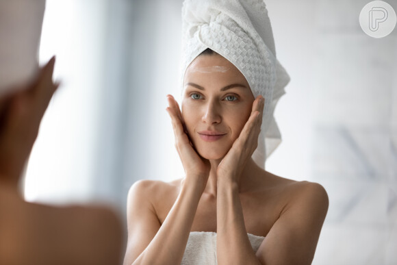 Use hidratantes faciais de textura leve para massagear o rosto