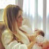 Ticiane Pinheiro amamenta a filha mais nova, Manuella, dias após seu nascimento
