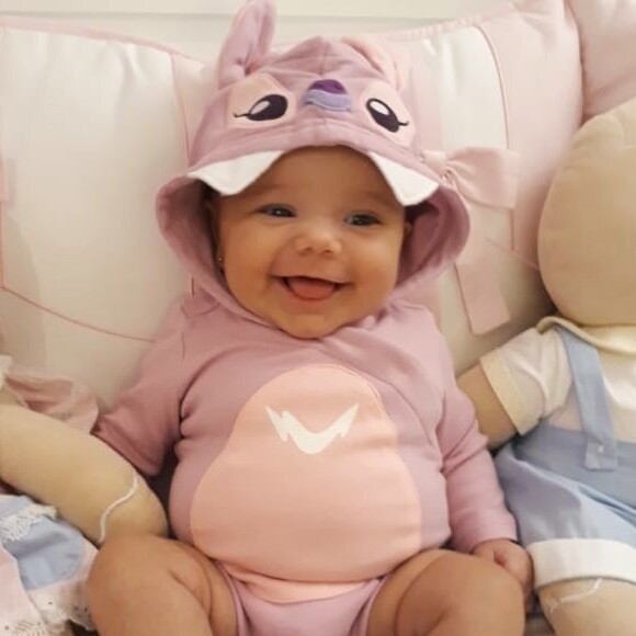 Manuella, filha de Ticiane Pinheiro, esbanja sorriso em fotos