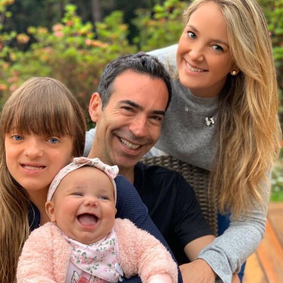 Família Biscoito! Ticiane Pinheiro, Cesar Tralli, Rafaella Justus e a filha dos jornalistas, Manuella
