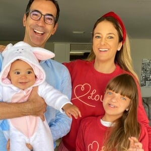 Ticiane Pinheiro adora posar com o marido, Cesar Tralli, e as filhas, Rafaella e Manuella