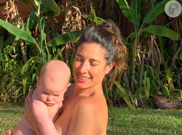 Giselle Itié posa sem blusa com o filho, Pedro Luna, e exata contato pele e pele