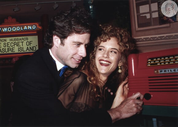 John Travolta e Kelly Preston aparecem em clima de romance e diversão em foto tirada em 1991, no início da relação