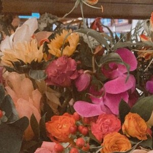 Foto: Bruna Marquezine manda flores para Giovanna Ewbank após Zyan nascer