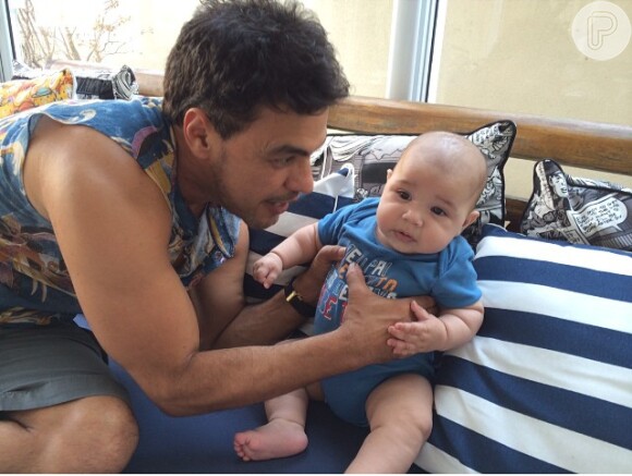 Zezé Di Camargo postou foto curtindo o neto João Francisco na quinta-feira, 30 de outubro de 2014. 'Hoje foi de curtir meu fofuxo!', legendou a imagem o cantor