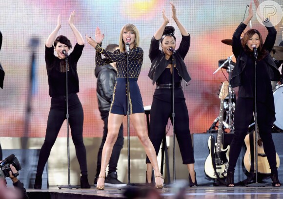 Taylor Swift cantou as faixas promocionais de seu novo disco, entre elas "Out Of The Woods", que fez para o ex-namorado da cantora Harry Styles, do One Direction