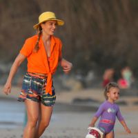 Angélica e Eva, sua filha com Luciano Huck, curtem praia em Fernando de Noronha