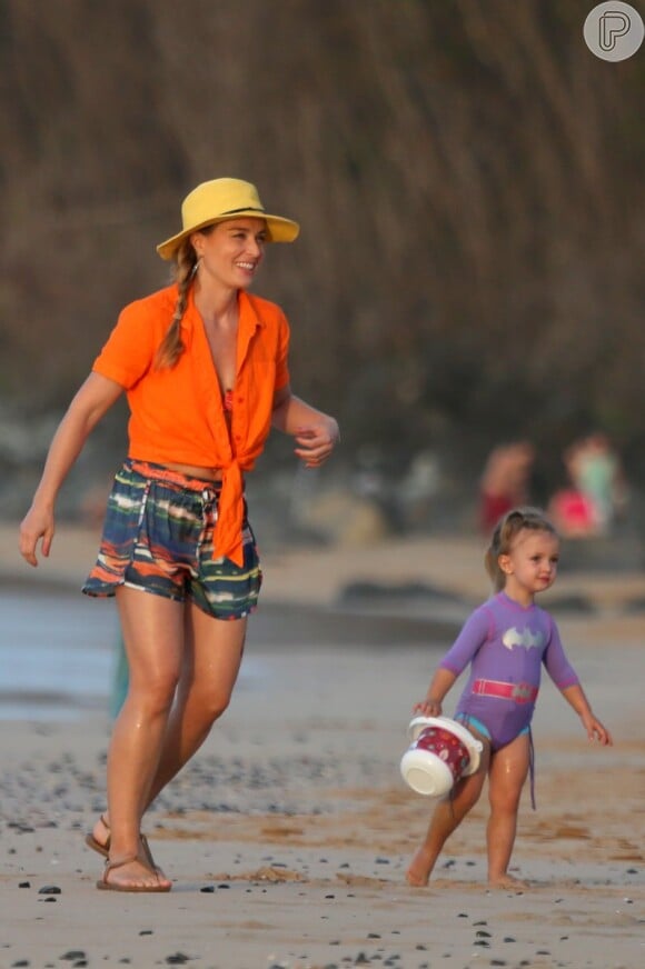 Angélica curte um dia de praia com a filha, Eva, em Fernando de Noronha