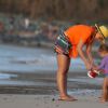 Angélica curte um dia de praia com a filha, Eva, em Fernando de Noronha