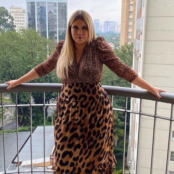 Marília Mendonça está sendo mimada pelos amigos no dia do aniversário