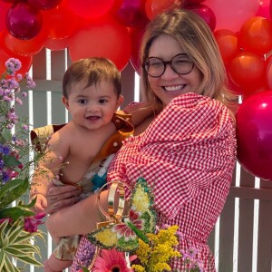 Marília Mendonça publica foto da festa em casa na companhia do filho