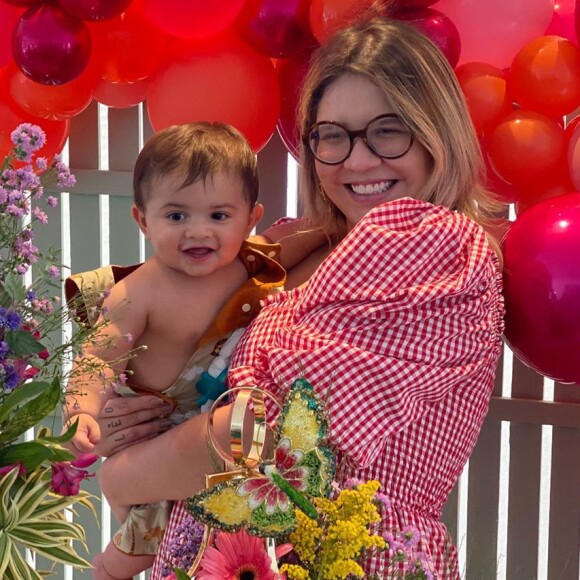 Marília Mendonça publica foto da festa em casa na companhia do filho
