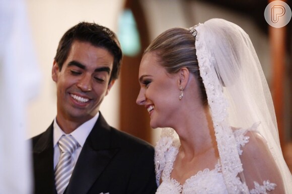 Thalita Ribeiro e Patrick de Oliveira sorriem durante a cerimônia de casamento