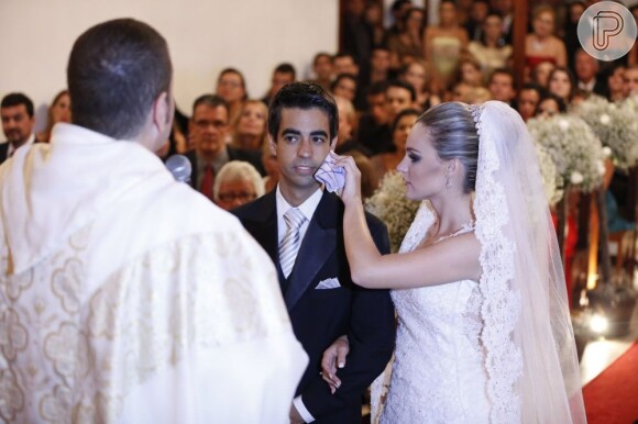 A ex-paquita Thalita Ribeiro enxuga o rosto de Patrick de Oliveira durante a cerimônia de casamento