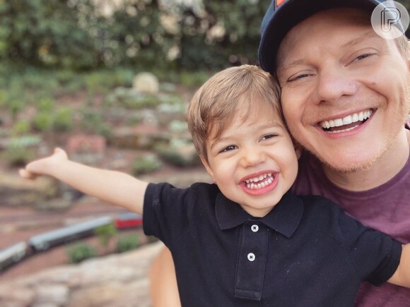 Michel Teló mostrou foto com o filho, Teodoro, todo sorridente ao homenagear o menino por aniversário