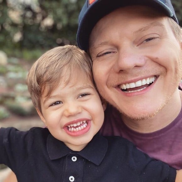 Michel Teló mostrou foto com o filho, Teodoro, todo sorridente ao homenagear o menino por aniversário