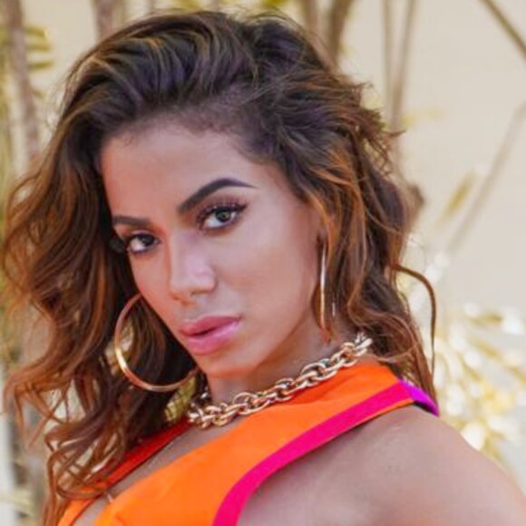 Anitta posa abraçada a Lucas Omulek durante jantar na Croácia, em 25 de julho de 2020