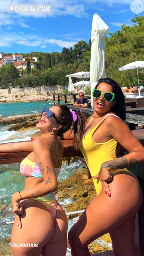 Ex-BBB Ariadna Arantes posa com Laryssa Bottino em praia