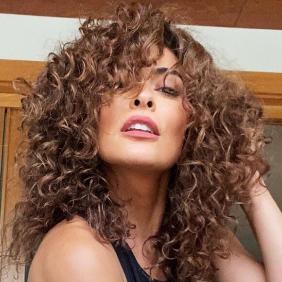 Juliana Paes também voltou a exibir os cachos após a transição capilar