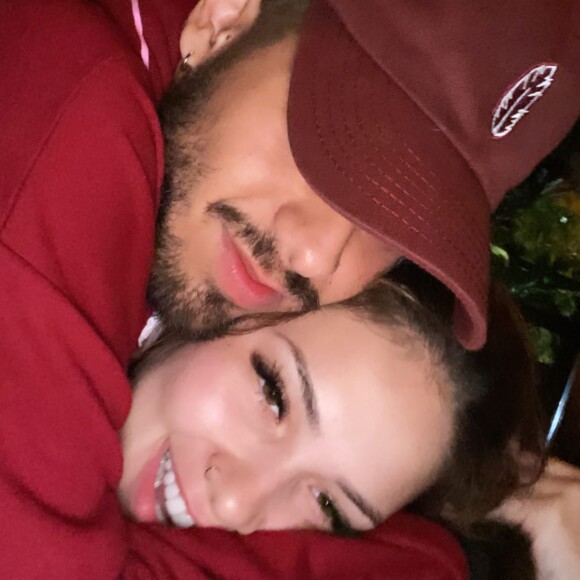 Zé Felipe ganha beijo de Virginia Fonseca em aniversário de namoro