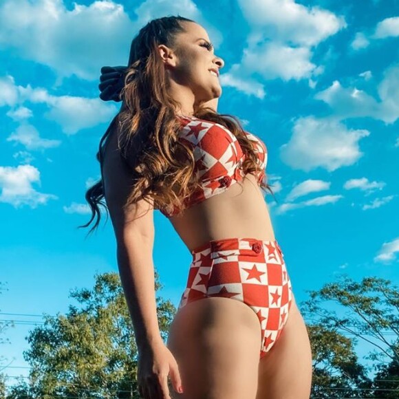 Maiara faz ensaio de fotos a bordo de um biquíni de cintura alta com estampa trend