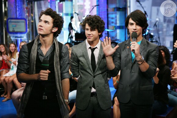 A banda Jonas Brothers cantou as músicas 'Burinin' Up' e 'Tonight' no festa de Ano Novo da Times Square de 2008 para 2009.
