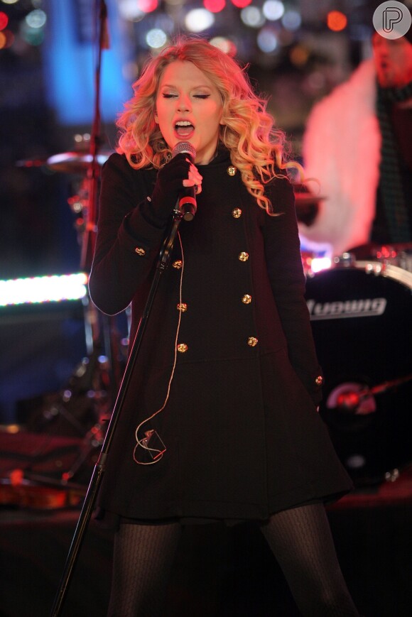 Ela de novo! De 2009 para 2010, Taylor Swift arrasou na Times Square com a música 'Love Story'