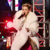 Miley Cyrus cantou no Réveillon de 2013 para 2014 na Times Square com as músicas 'Get It Right' e 'Wrecking Ball'