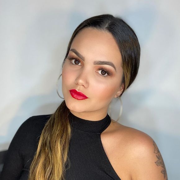 Suzanna Freitas pintou cabelo de castanho na quarentena