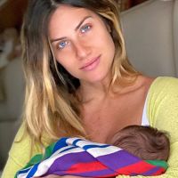 Giovanna Ewbank, com filho no colo, detalha amamentação: 'Excesso de leite'