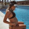 Flávia Viana deixa barriga de gravidez à mostra em foto de biquíni