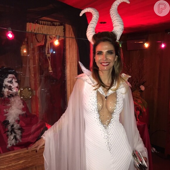 Luciana Gimenez com a sua fantasia de Malévola na entrada da festa promovida por Heidi Klum em Nova York