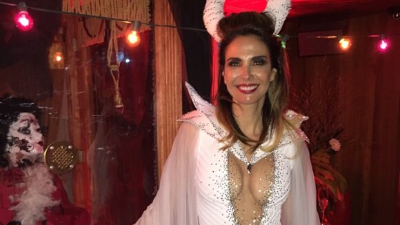 Luciana Gimenez vai decotada à festa de Halloween promovida pela top Heidi Klum