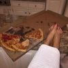 Após a festa, Luciana Gimenez postou uma foto comendo pizza. 'E como sou brasileira tudo acaba em #pizza', legendou a mensagem a apresentadora