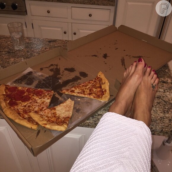 Após a festa, Luciana Gimenez postou uma foto comendo pizza. 'E como sou brasileira tudo acaba em #pizza', legendou a mensagem a apresentadora