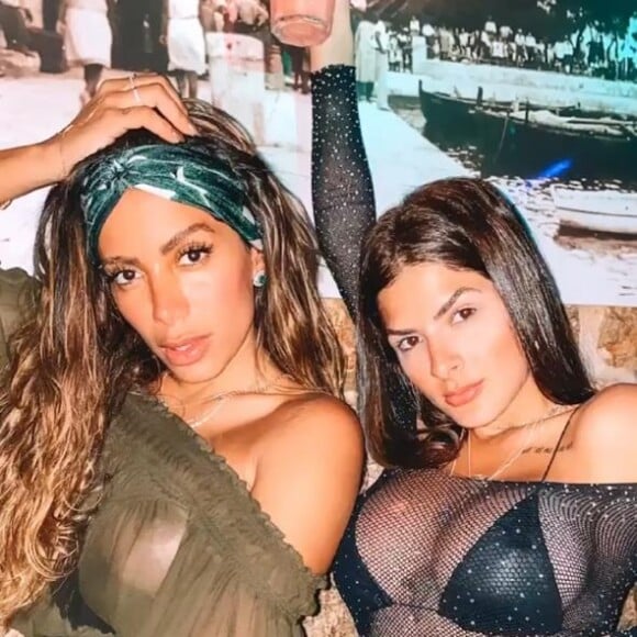 Anitta está curtindo viagem com a amiga, Laryssa Bottino, após fim de namoro