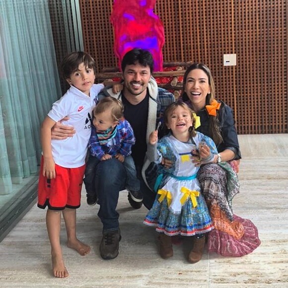 Patricia Abravanel é mãe de Pedro, Jane e Senor: a apresentadora reuniu momentos com os fios em vídeo