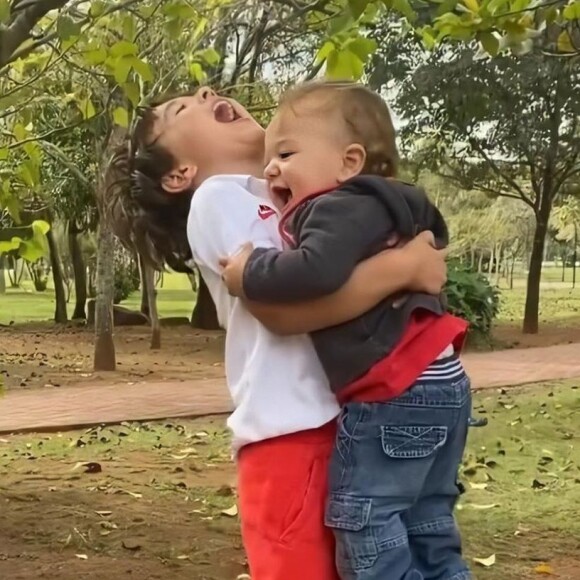 Patricia Abravanel encantou seguidores ao mostrar a interação entre os três filhos