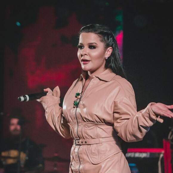 Maraisa foi atingida pela irmã, Maiara, durante live com líquido de copo