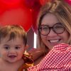 Marília Mendonça se emocionou ao receber o filho, Leo, de 7 meses, em live comemorativa aos seus 5 anos de carreira