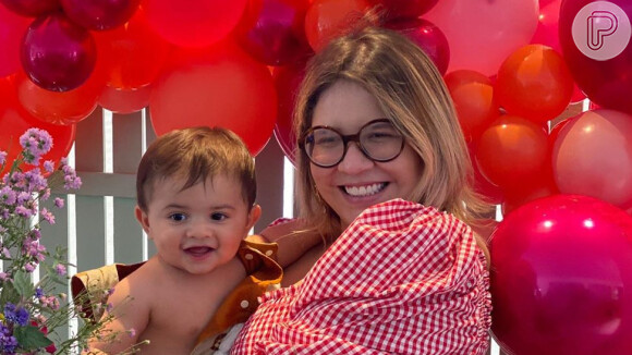 Marília Mendonça se emocionou ao receber o filho, Leo, de 7 meses, em live comemorativa aos seus 5 anos de carreira