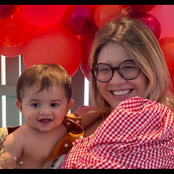 Marília Mendonça se emocionou ao receber o filho, Leo, de 7 meses, em live comemorativa aos seus 5 anos de carreira