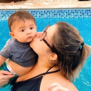 Marília Mendonça deu beijo no filho, Leo, durante visita do menino em sua live: 'Até você veio ver a mamãe?'