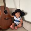 Marília Mendonça encantou seguidores com foto do filho, Leo, de chapéu e violão