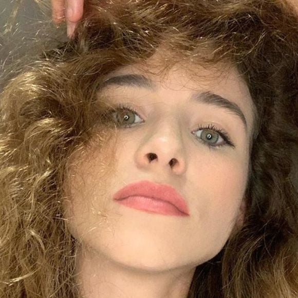 Laryssa Ayres passa por transição capilar na quarentena