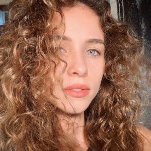 Laryssa Ayres mostra cabelo cacheado em foto