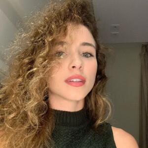 Laryssa Ayres tem exibido os fios naturais na web