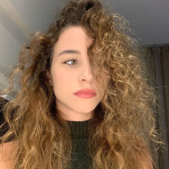 Laryssa Ayres comenta desafios da transição capilar