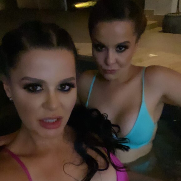 Maraisa e a irmã, Maiara, fizeram fotos na piscina de casa com looks moda praia