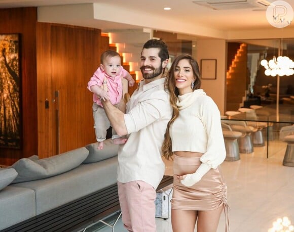 Alok e Romana Novais anunciam sexo do segundo filho com fumaça colorida em alto de prédio
